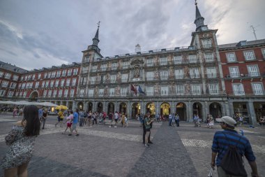Madrid, İspanya - 21 Temmuz 2018: Plaza Mayor Madrid Kral Philips III heykeli ile. Madrid 4 milyon tahmini yıllık ziyaretçi sayısı ortalama ile popüler turizm hedef olduğunu.