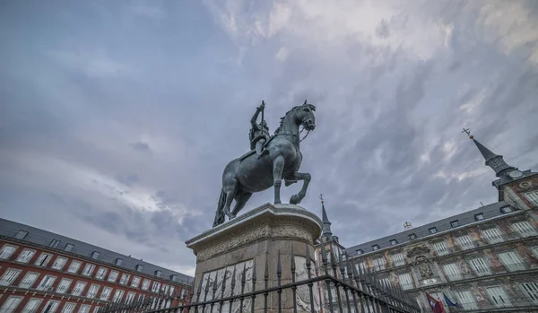 フェリペ 世像スペイン マドリード市のマヨール広場のセンターで — ストック写真