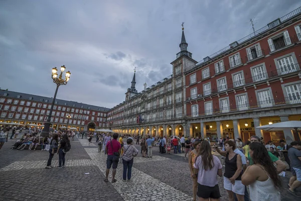 Madrid, İspanya - 21 Temmuz 2018: Plaza Mayor Madrid Kral Philips III heykeli ile. Madrid 4 milyon tahmini yıllık ziyaretçi sayısı ortalama ile popüler turizm hedef olduğunu.