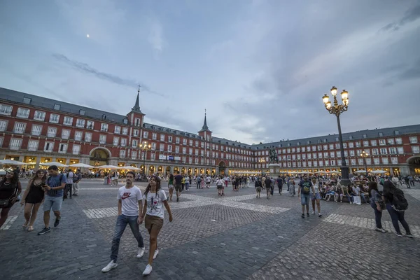 马德里 西班牙 2018年7月21日 广场市长与菲利浦国王三在马德里的雕像 马德里是一个受欢迎的旅游胜地 平均每年有400万人次 — 图库照片