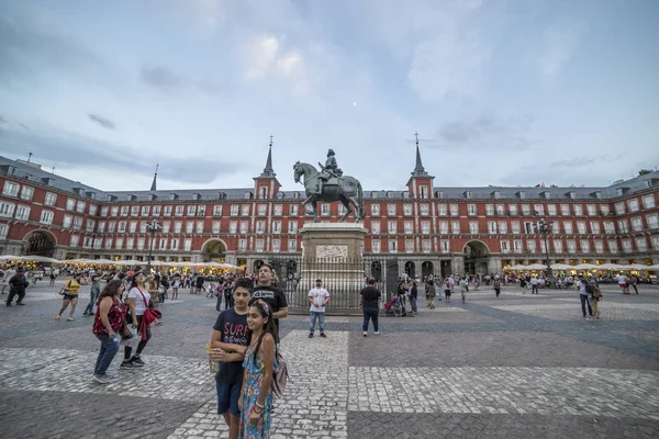 马德里 西班牙 2018年7月21日 广场市长与菲利浦国王三在马德里的雕像 马德里是一个受欢迎的旅游胜地 平均每年有400万人次 — 图库照片