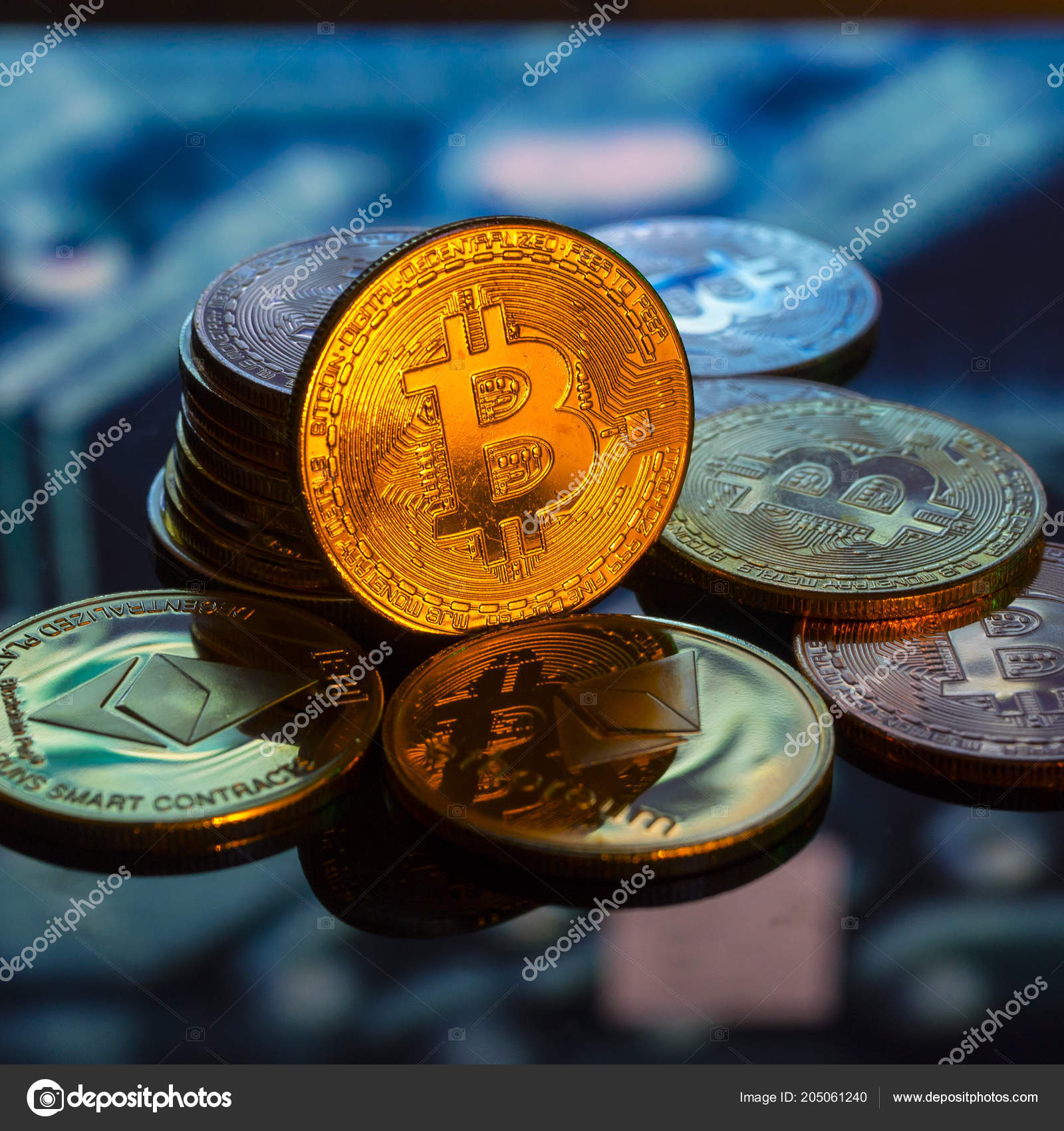 Bitcoin Moedas Ouro Prata Cobre Fundo Circuito Impresso Desfocado Conceito  — Foto editorial © outsiderzone #205061240