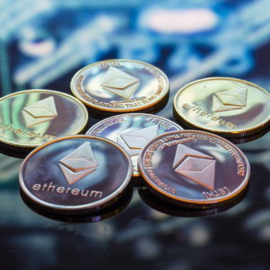 Bitcoin altın, gümüş ve bakır paralar ve çözülmüş baskılı devre arka planı. Sanal kripto para birimi kavramı.