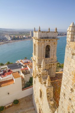 Kule, Peniscola kasabasının manzarası Valencia, İspanya. Turizm, derin mavi denizi ve Akdeniz mimarisi olan İspanyol manzarası