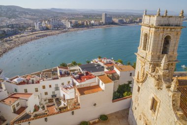 Kule, Peniscola kasabasının manzarası Valencia, İspanya. Turizm, derin mavi denizi ve Akdeniz mimarisi olan İspanyol manzarası