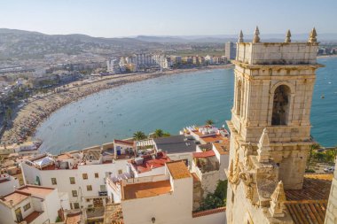 Tatil, Peniscola şehri manzarası Valencia, İspanya. Turizm, derin mavi denizi ve Akdeniz mimarisi olan İspanyol manzarası