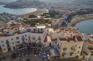 Peniscola kasabası Valencia, İspanya. Turizm, derin mavi denizi ve Akdeniz mimarisi olan İspanyol manzarası