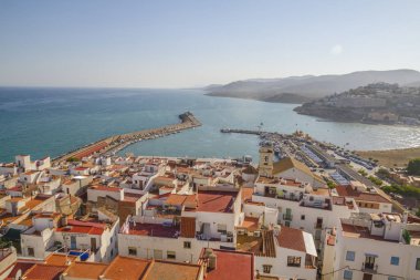 Peniscola kasabası Valencia, İspanya. Turizm, derin mavi denizi ve Akdeniz mimarisi olan İspanyol manzarası