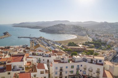 Peniscola kasabası Valencia, İspanya. Turizm, derin mavi denizi ve Akdeniz mimarisi olan İspanyol manzarası