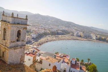 Kule, Peniscola kasabasının manzarası Valencia, İspanya. Turizm, derin mavi denizi ve Akdeniz mimarisi olan İspanyol manzarası