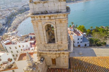 Peniscola kasabası Valencia, İspanya. Turizm, derin mavi denizi ve Akdeniz mimarisi olan İspanyol manzarası