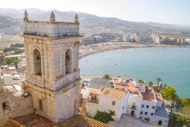 Kule, Peniscola kasabasının manzarası Valencia, İspanya. Turizm, derin mavi denizi ve Akdeniz mimarisi olan İspanyol manzarası