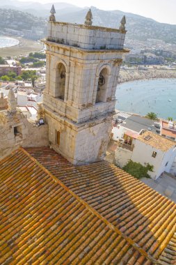 Kule, Peniscola kasabasının manzarası Valencia, İspanya. Turizm, derin mavi denizi ve Akdeniz mimarisi olan İspanyol manzarası