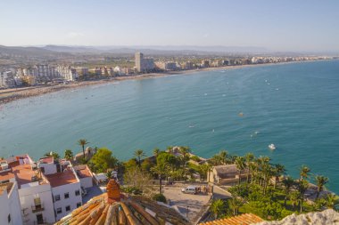 Peniscola kasabası Valencia, İspanya. Turizm, derin mavi denizi ve Akdeniz mimarisi olan İspanyol manzarası