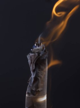 yanan sigara dumanı siyah arka plan ile