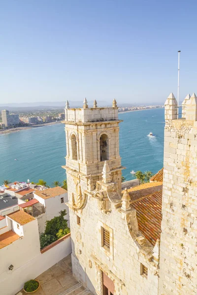 Kule, Peniscola kasabasının manzarası Valencia, İspanya. Turizm, derin mavi denizi ve Akdeniz mimarisi olan İspanyol manzarası