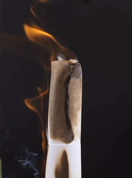 Brandende Sigaret Met Rook Zwarte Achtergrond — Stockfoto