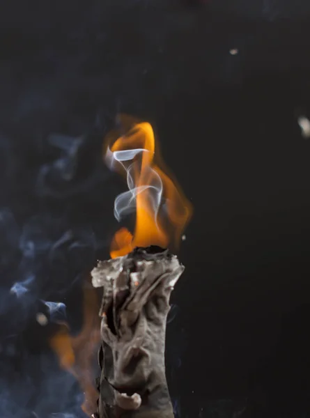 黒の背景に煙で燃えているタバコ — ストック写真