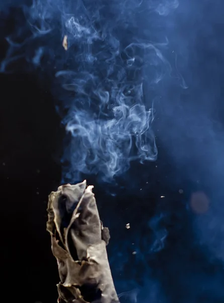 Горящая Сигарета Дымом Черном Фоне — стоковое фото