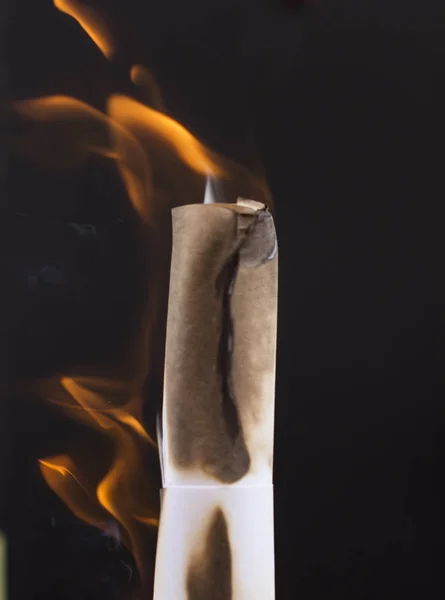 Cigarrillo Ardiente Con Humo Sobre Fondo Negro — Foto de Stock