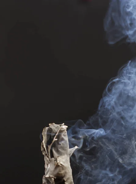 Brinnande Cigarett Rök Svart Bakgrund — Stockfoto