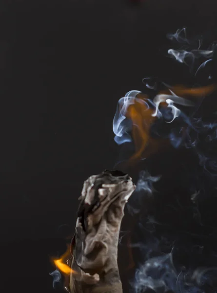 Hořící Cigaretový Kouř Černém Pozadí — Stock fotografie