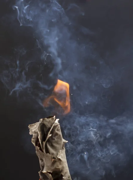 Brinnande Cigarett Rök Svart Bakgrund — Stockfoto