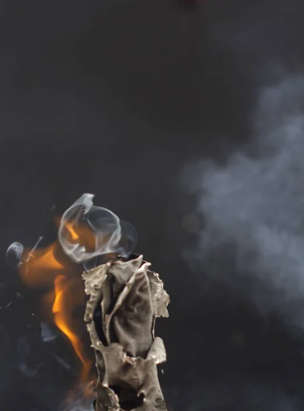 Füst Fekete Háttér Előtt Égő Cigaretta — Stock Fotó