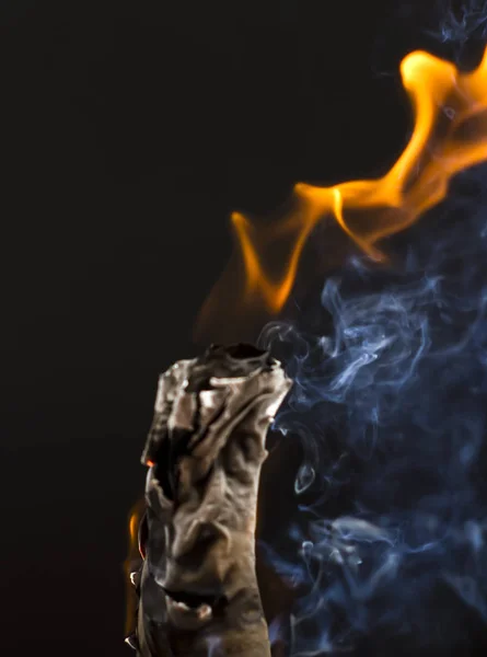 Горящая Сигарета Дымом Черном Фоне — стоковое фото
