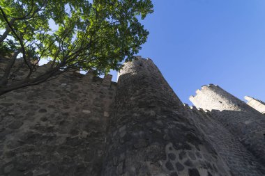 Ortaçağ surlarının İspanyol Toledo şehir, Orta Çağ boyunca şehrin saldırılarına karşı savunmak için büyük taş duvarlar