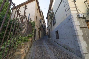 Arnavut kaldırımlı ve sokak çiçekli balkon ve genel aydınlatma lambaları Toledo şehir ile adım attı. İspanya