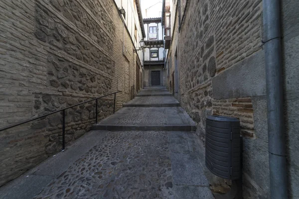 Arnavut Kaldırımlı Sokak Çiçekli Balkon Genel Aydınlatma Lambaları Toledo Şehir — Stok fotoğraf