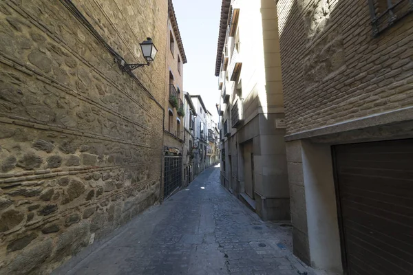 Arnavut Kaldırımlı Sokak Çiçekli Balkon Genel Aydınlatma Lambaları Toledo Şehir — Stok fotoğraf