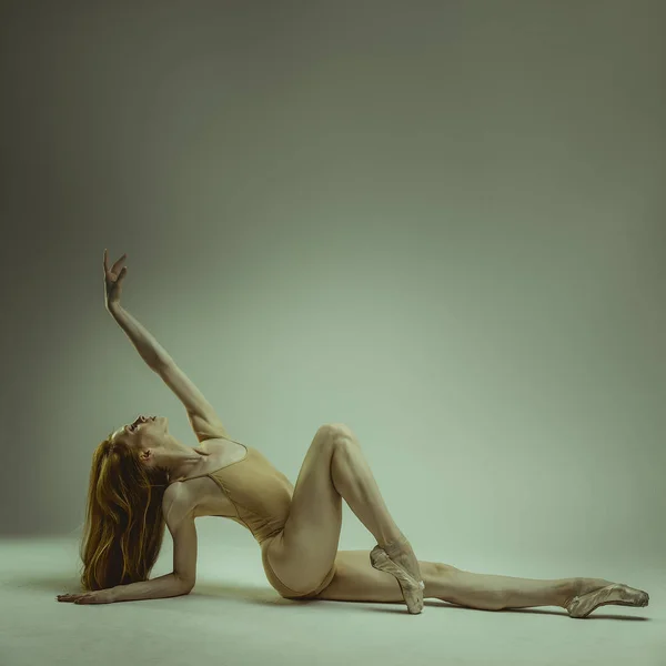 Balerina Fiatal Kecses Balett Táncos Szakmai Ruhát Cipőt Fehér Súlytalan — Stock Fotó