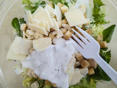 Aperatif, beyaz plastik çatal ile on-board salata hazır gıda, Şu anki hayat kavramı