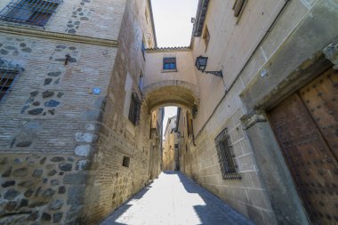 Arnavut kaldırımlı ve sokak çiçekli balkon ve genel aydınlatma lambaları Toledo şehir ile adım attı. İspanya