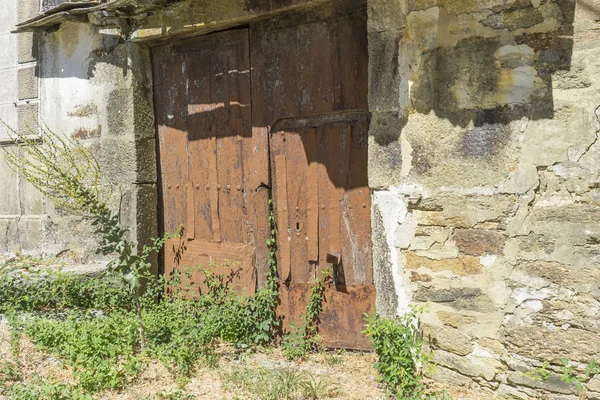 古い木製のドア サモラ 石の中の古代の建築家します — ストック写真