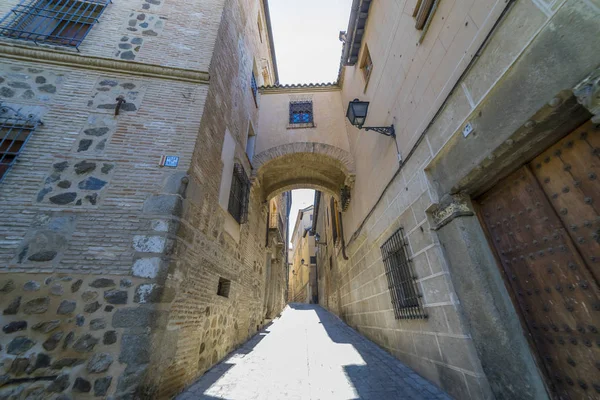 Calçada Medieval Rua Pisada Com Varandas Floridas Lâmpadas Iluminação Pública — Fotografia de Stock