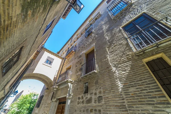 Calle Medieval Adoquinada Escalonada Con Balcones Floridos Lámparas Alumbrado Público — Foto de Stock