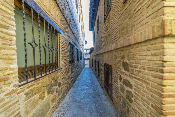 Arnavut Kaldırımlı Sokak Çiçekli Balkon Genel Aydınlatma Lambaları Toledo Şehir — Stok fotoğraf