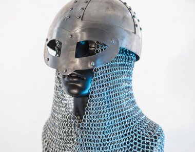 Beyaz arka planda siyah bir manken içinde zincir posta ile Viking kask. Viking Savaş için giysi