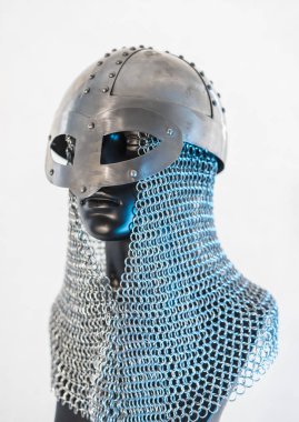 Beyaz arka planda siyah bir manken içinde zincir posta ile Viking kask. Viking Savaş için giysi