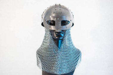 Beyaz arka planda siyah bir manken içinde zincir posta ile Viking kask. Viking Savaş için giysi