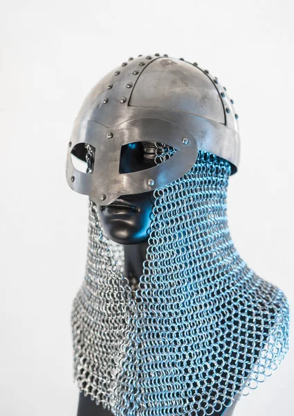 Costume Casque Viking Avec Chaîne Mail Dans Mannequin Noir Sur — Photo