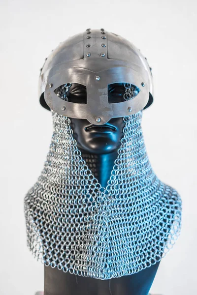 北欧海盗头盔 在白色背景上的黑色人体模型中有链式邮件 为维京战争的衣服 — 图库照片