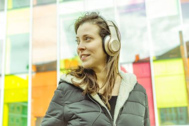 Teknolojisini kullanarak gülümseyen güzel kadın