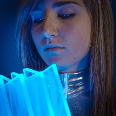 İlham Technology.Fiber optik kavramı, modern ışıklar kadınla