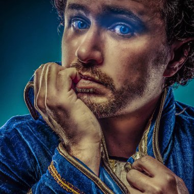 Mavi Prens ile zarif Prusya mavisi ceket giymiş