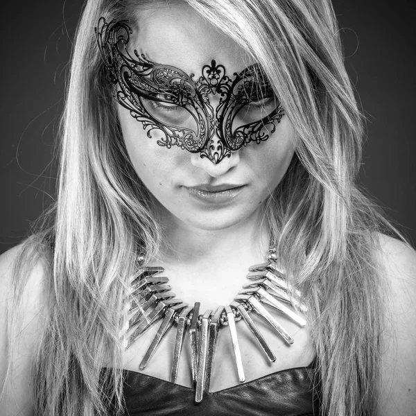 Sexy Mooie Blonde Met Zilveren Sieraden Masker — Stockfoto