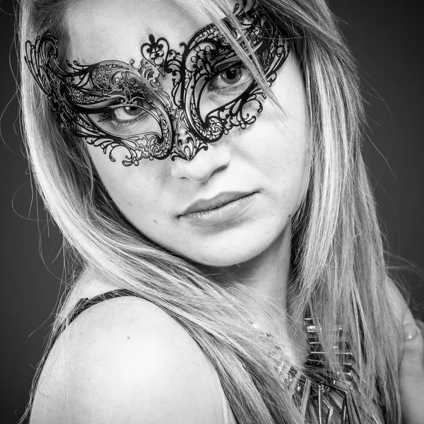 Belle Blonde Avec Des Bijoux Argent Masque — Photo